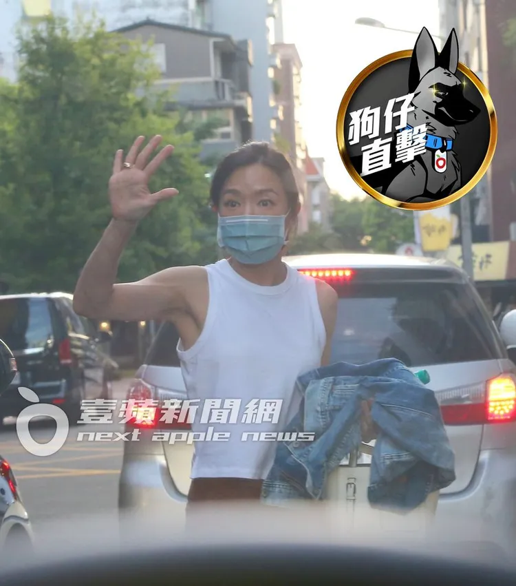 後車等不及按喇叭，張嘉欣索性舉手示意。特勤中心攝0