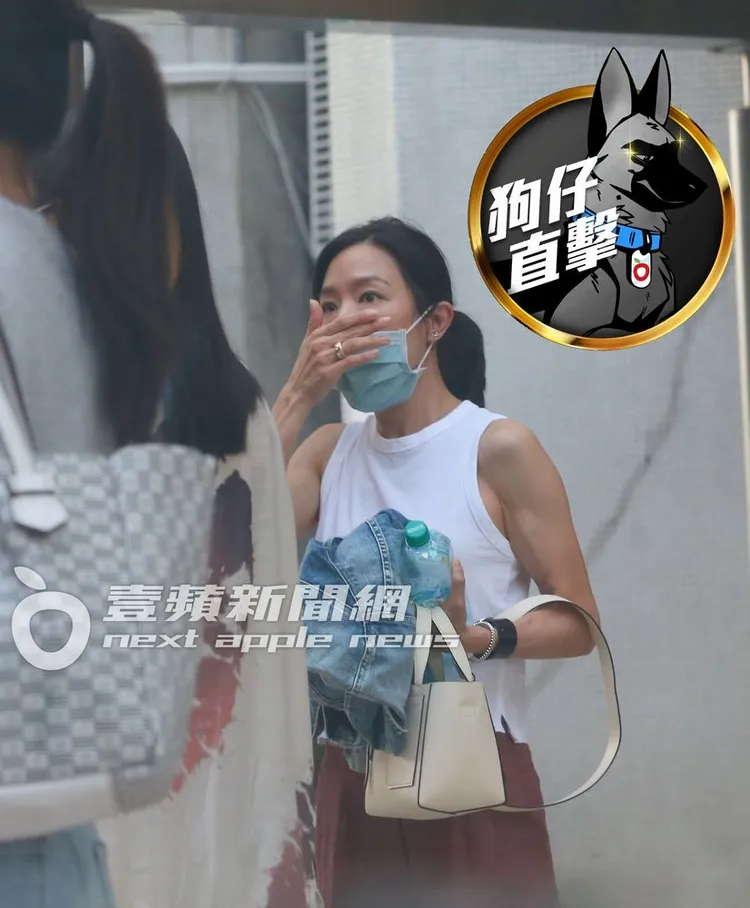 天氣炎熱，張嘉欣舉手擦汗，手臂露出肌肉線條。特勤中心攝