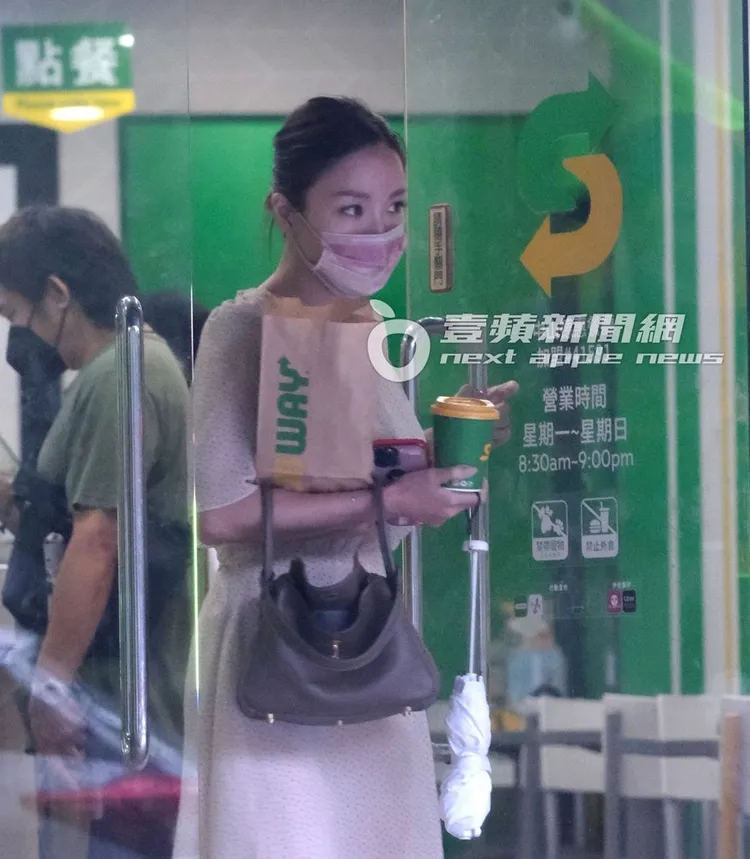 張宇拿著外帶步出餐廳。特勤中心攝