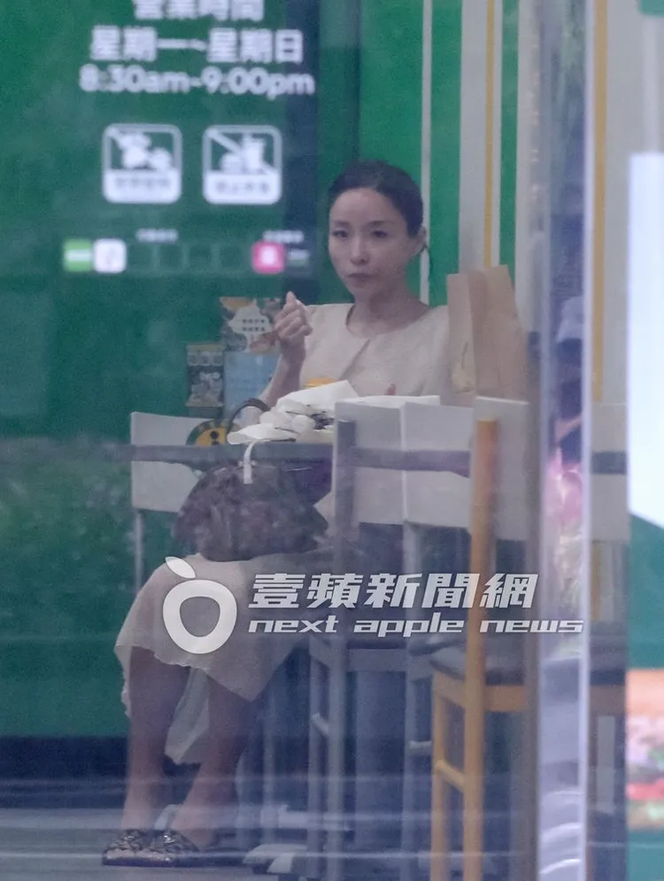 張宇臉上表情十分淡定的慢慢將菸吐出，幾乎看不到菸在飄。特勤中心攝