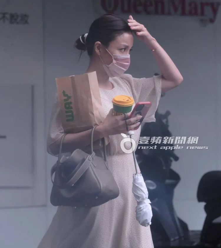 張宇用手擋著雨，快步坐上計程車。特勤中心攝