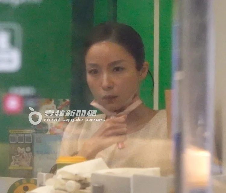 張宇將口罩拉下來，手上拿著粉色外殼的電子菸，準備偷抽幾口。特勤中心攝