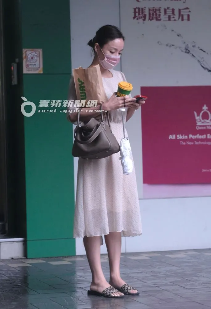 張宇滑著手機等待著計程車到來。特勤中心攝/