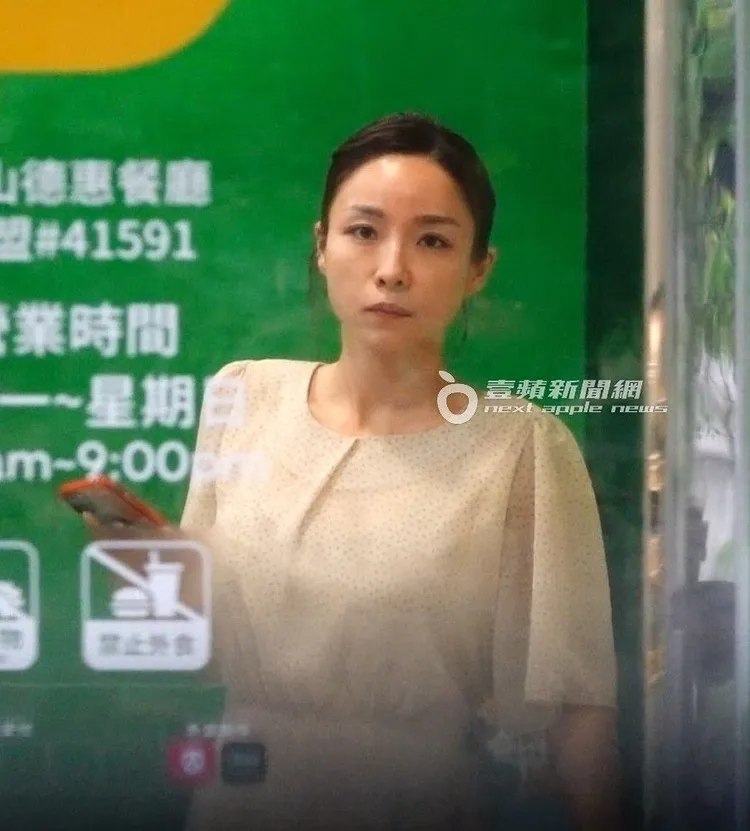 頂著素顏的張宇獨自一人在餐廳內用餐。特勤中心攝