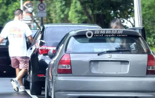 餐畢，陳芳語（右）與男友人上車，到附近讓陳芳語取車。特勤中心攝