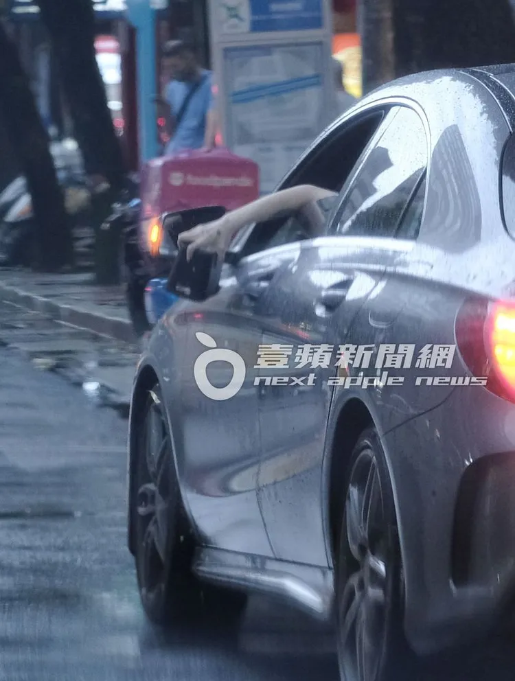 陳芳語將車開到大同區等男友，隨手將車內紙屑倒出車外。特勤中心攝