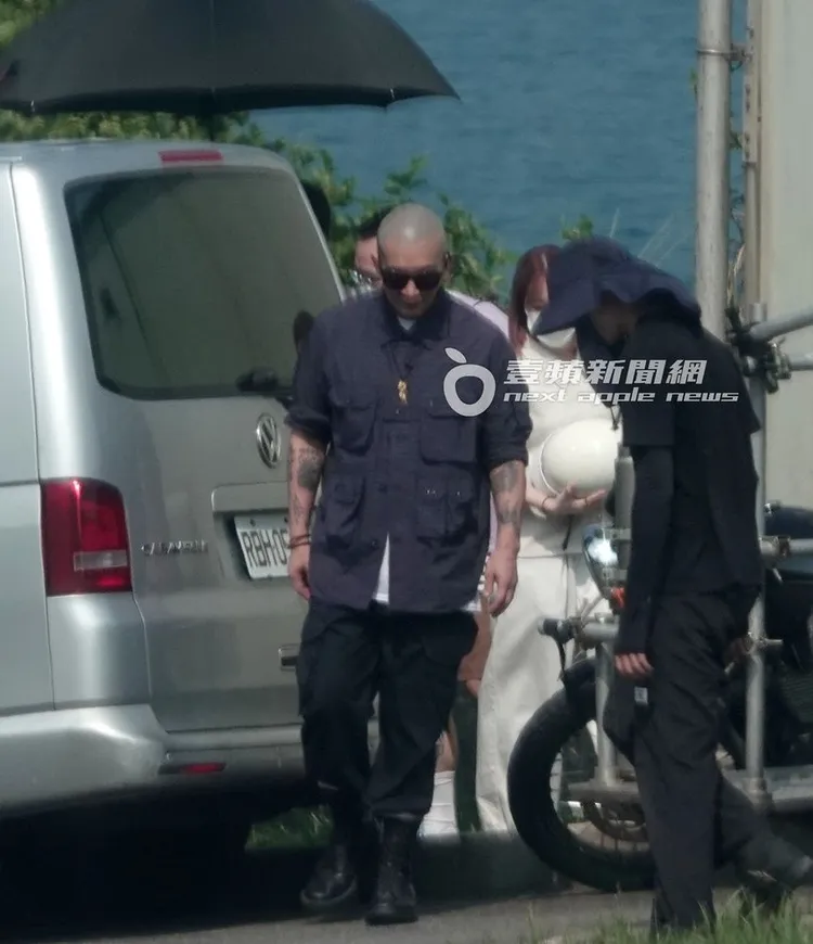 具俊曄當天穿深藍色工裝襯衫、露出刺青，搭配黑色長褲及靴子。特勤中心攝
