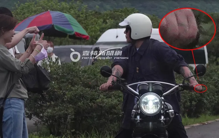 暫作休息後，工作人員向具俊曄（右）比讚，依稀可見與大S定情的婚戒刺青（紅圈處）。特勤中心攝