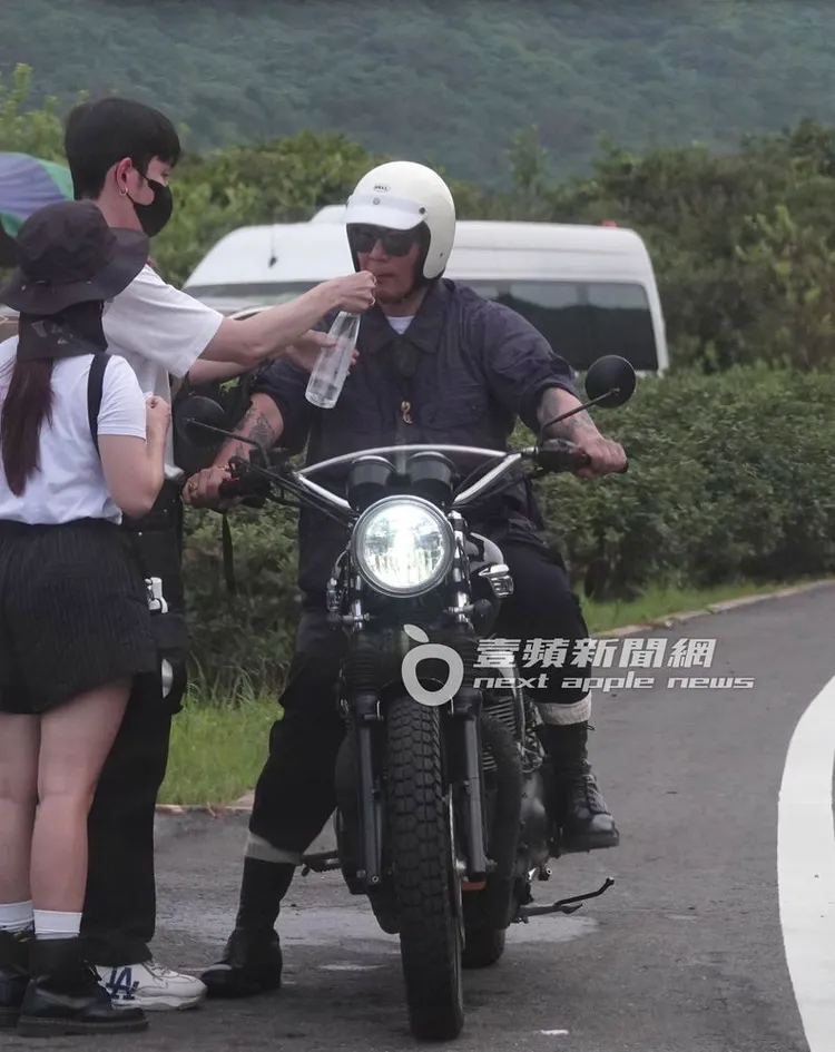 工作人員協助具俊曄（右）喝水休息。特勤中心攝