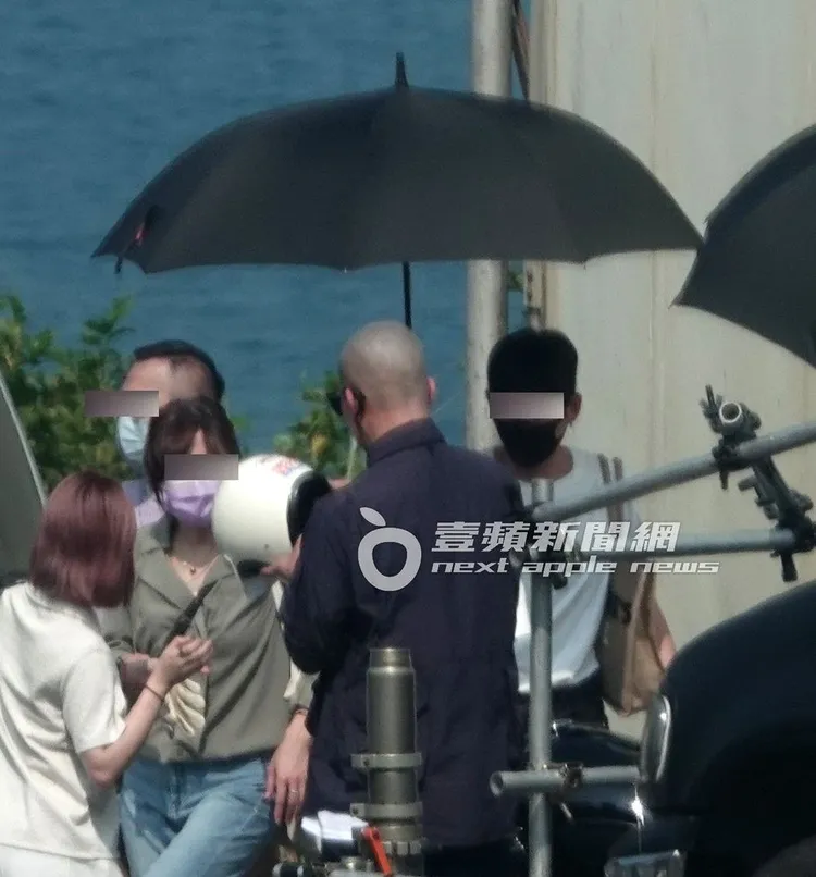 具俊曄（中）戴上安全帽準備騎車。特勤中心攝