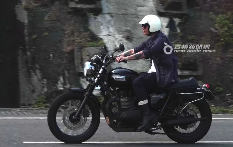 具俊曄騎乘大型重機在外木山附近公路上。特勤中心攝