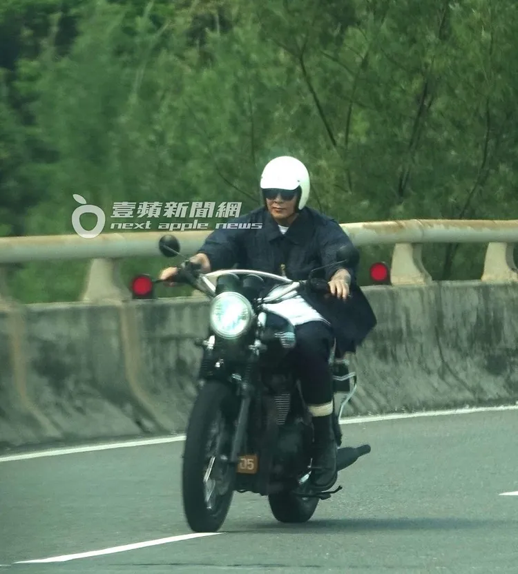 具俊曄騎乘大型重機馳騁在公路上，表情相當滿意。特勤中心攝