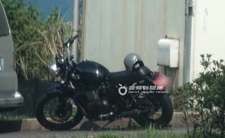 具俊曄當天騎乘拍攝的凱旋T100大型重機。特勤中心攝