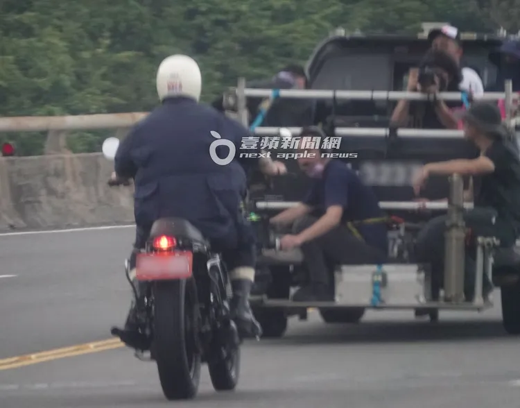 隨後具俊曄再度騎車與劇組拍攝。特勤中心攝