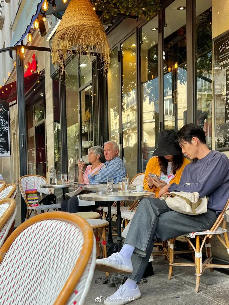 金宇彬（右）、申敏兒被捕捉到在巴黎咖啡廳約會，肩並肩看手機。翻攝ixww_99微博