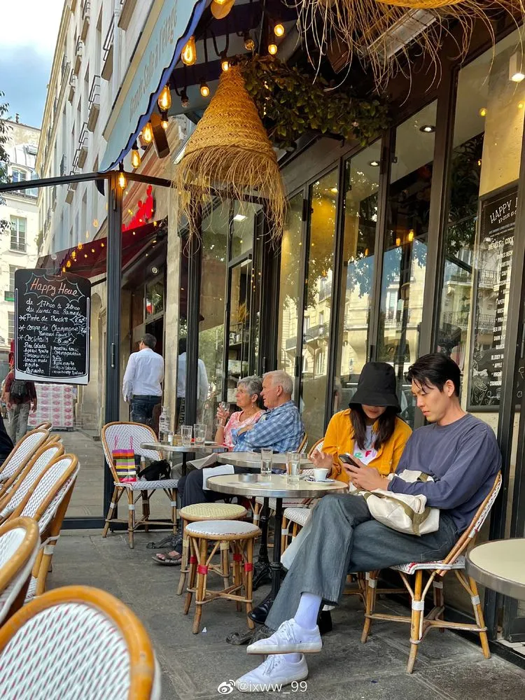 網友在巴黎的咖啡廳發現金宇彬（右）與申敏兒，2人態度大方，並未遮掩閃躲。翻攝ixww_99微博