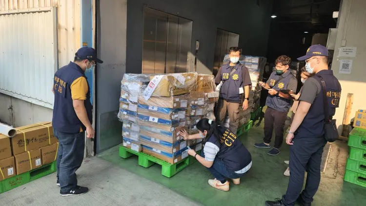 檢警前往大山洋行位在宜蘭、新北、桃園等地的門市、倉儲查緝。讀者提供