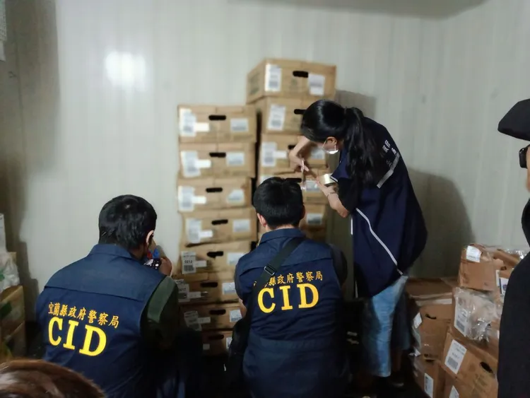 不肖業者竄改效期標示、販售過期商品給餐廳、飯店，檢警前往查緝。讀者提供