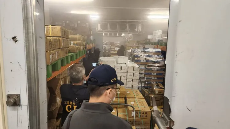 不肖業者竄改效期標示、販售過期商品給餐廳、飯店，檢警前往查緝。讀者提供