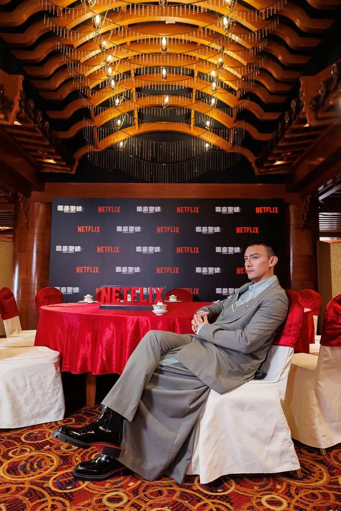 張震重現劇中角色「陳震」，架式十足。Netflix提供