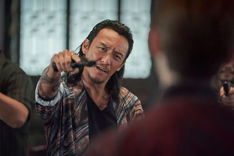 張震劇中造型搶眼，每天都要花2個小時化妝、接髮，下戲後花半小時卸妝，持續1個半月。Netflix提供