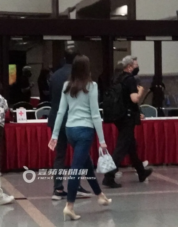 郭董與老婆及工作人員直奔旁邊的電梯準備上樓，曾馨瑩提著要價9萬4000元的LV Alma BB冰川藍色手提肩背包。特勤中心攝