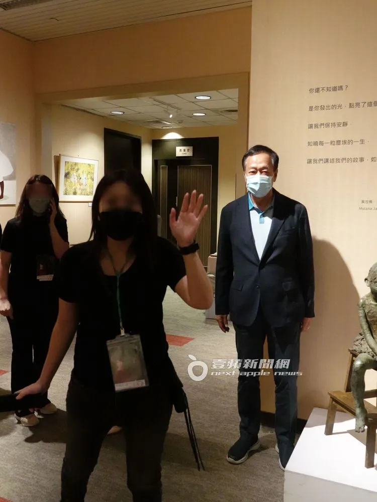 工作人員上前阻擋，但信守承諾的郭董完全自在給拍。特勤中心攝