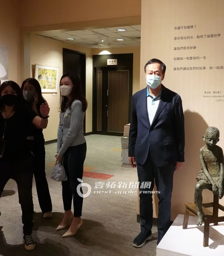 郭董（右）主動讓記者拍攝，曾馨瑩面對鏡頭有些尷尬。特勤中心攝