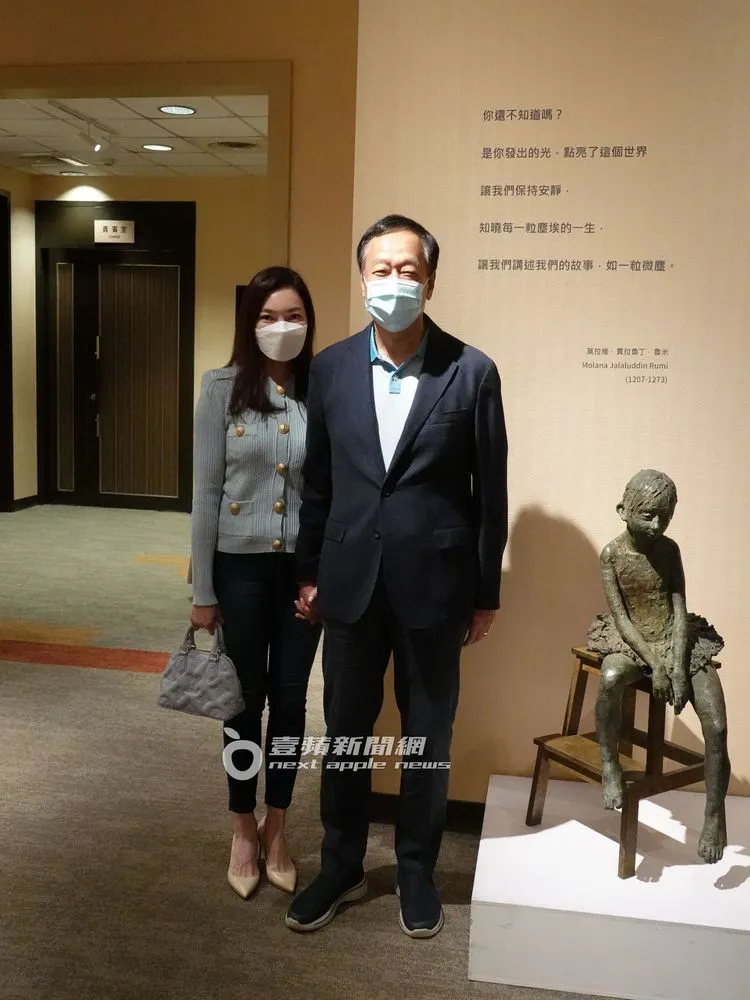 最後郭董（右）主動偕夫人一同合影，臉上露出親切的笑容。特勤中心攝