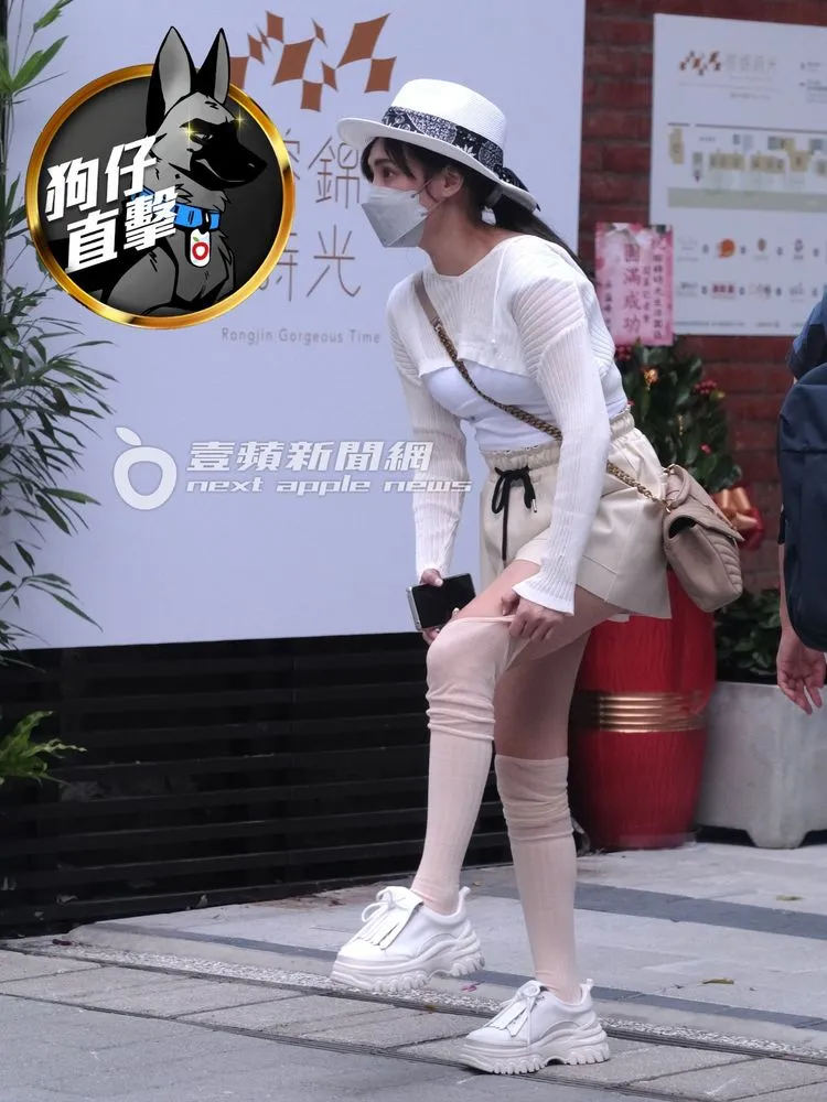 當天穿膚色絲質長襪的夏宇童，邊走邊拉長襪。特勤中心攝
