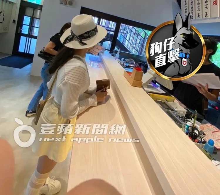 夏宇童到櫃檯點餐。特勤中心攝