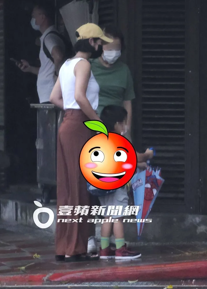 接到兒子後，母子倆牽手往住處走去。特勤中心攝