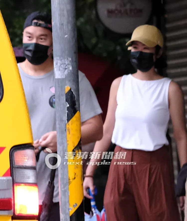 張孝全夫婦率先走向幼兒園接送車，開心迎接兒子返家。特勤中心攝