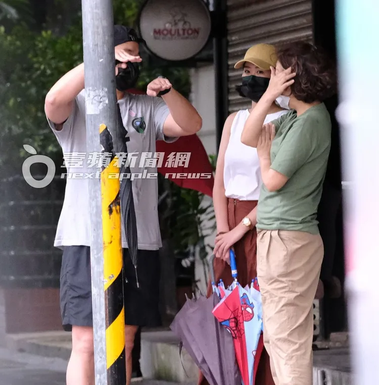 張孝全（左）用肢體動作，與老婆及長輩講解。特勤中心攝