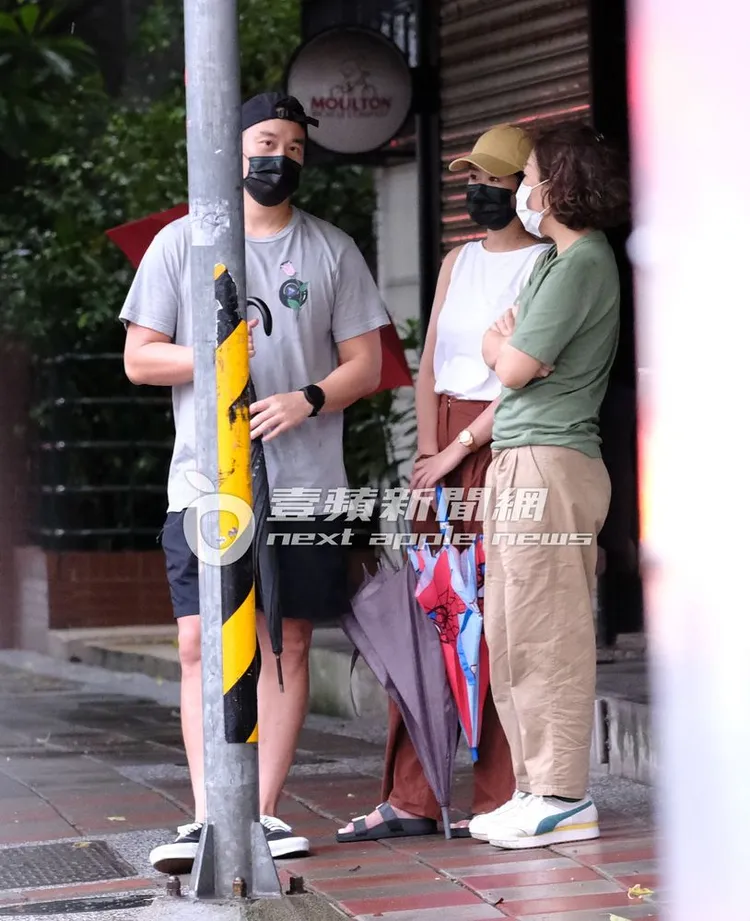 一家人站在路邊聊天等待寶寶歸來。特勤中心攝