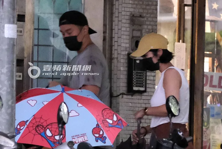 一家人走回附近住家，畫面溫馨。特勤中心攝