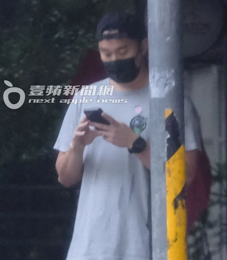 張孝全不時拿出手機看時間，內心十分期待。特勤中心攝