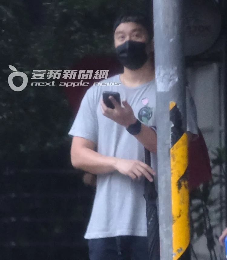 張孝全不時看著遠方，等待著幼兒園接送車的到來。特勤中心攝