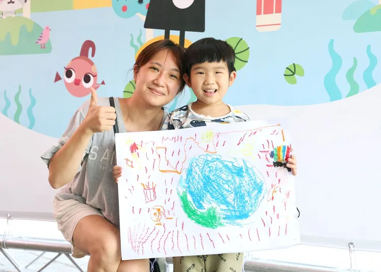 讀中班的林同學（右）會跟媽媽一起垃圾分類愛護地球。（圖/國泰金控提供）