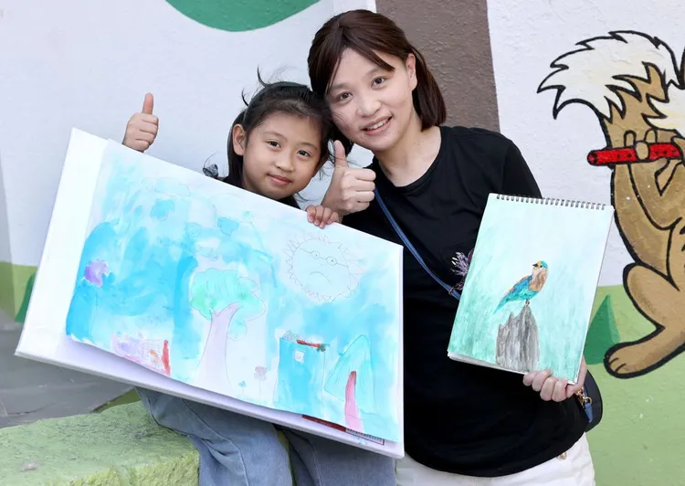 李同學（左）跟媽媽一起作畫，從日常中去學習讓環境永續。（圖/國泰金控提供）