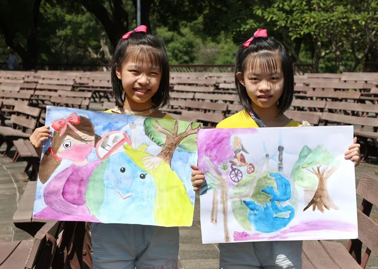 雙胞胎姐妹覺得種樹很重要，地球環境需要大家一起保護。（圖/國泰金控提供）