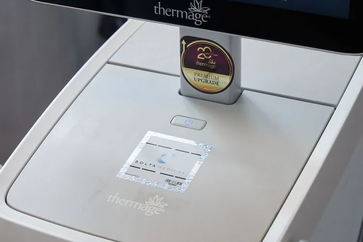 鳳凰電波原廠機器皆貼有「機器防偽雷射標籤」，另可透過「軟體升級優良標章」確保儀器完成校正保養。