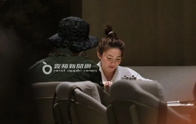 許藍方（右）被王少偉逗得笑不停。特勤中心攝