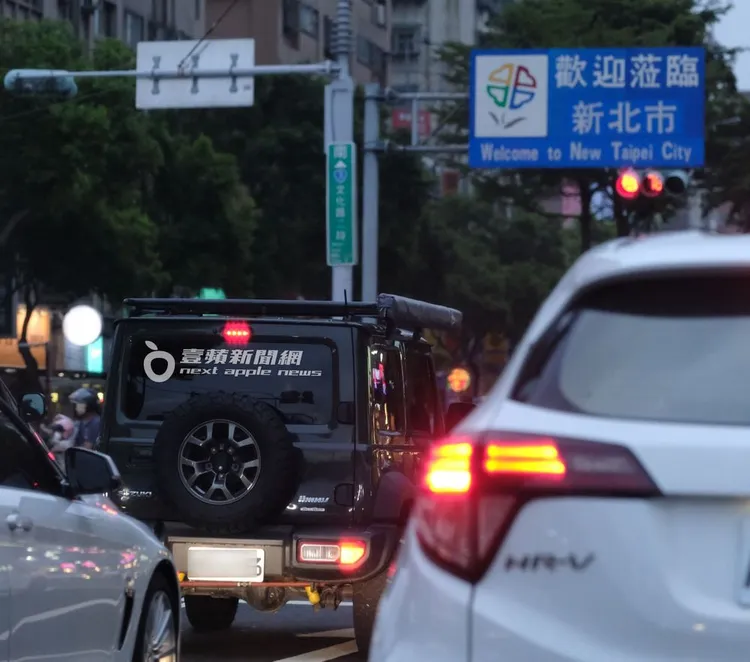 座車一路駛向新北市區。特勤中心攝