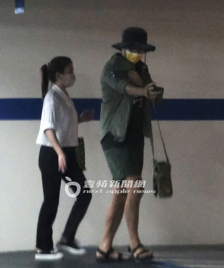 許藍方（左）跟在後頭，兩人相處似乎已成常態。特勤中心攝