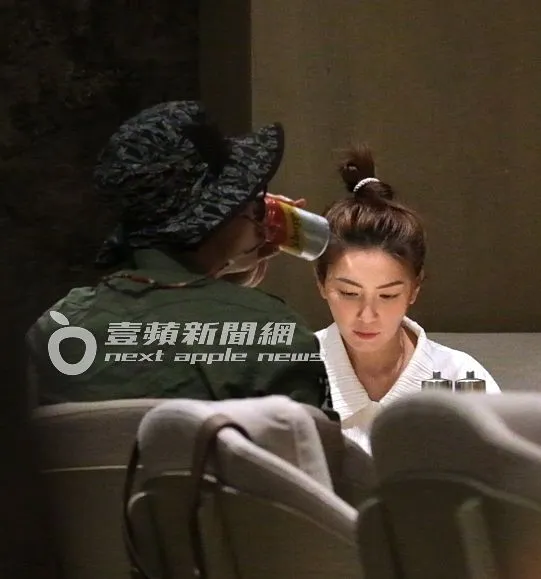 王少偉（左）當天食量不錯，喝完氣泡水又再拿第二盤。特勤中心攝