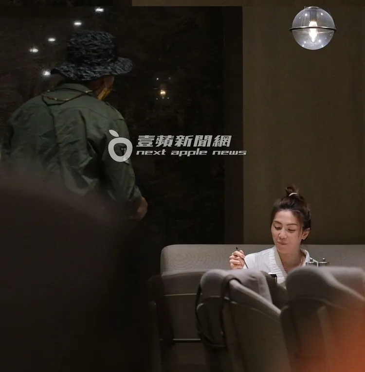 王少偉（左）回位子時，許藍方又露出笑容。特勤中心攝