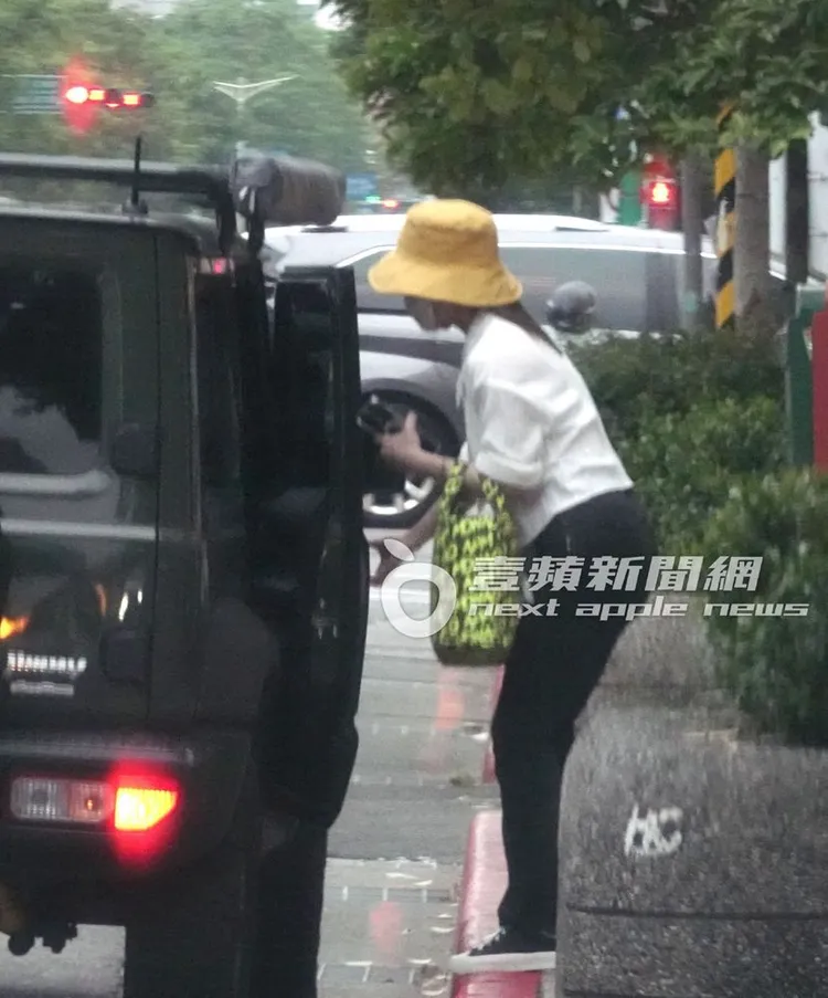 沒過多久，許藍方從一棟大樓走出，兩人相當有默契。特勤中心攝