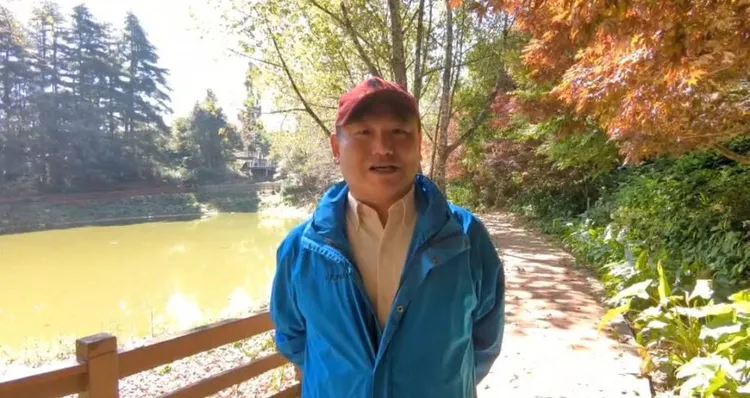 福壽山農場副場長王仁助表示，目前早晚溫差大，湖畔楓樹已轉紅。民眾提供