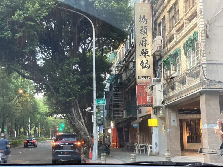 林志玲車開到位於敦化南路上，老牌的「橋頭麻辣火鍋」隱身在2樓公寓裡。特勤中心攝